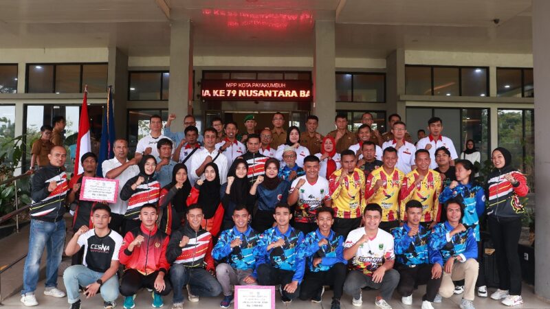 Sekda Payakumbuh, Rida Ananda melepas secara resmi 31 atlet dan pelatih dari Payakumbuh untuk berlaga di Balai Kota Payakumbuh.