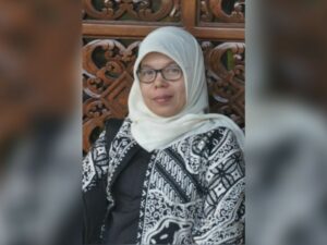 Dosen Fakultas Kehutanan Universitas Muhammadiyah (UM) Sumatera Barat, Hernawati, melakukan penelitian makanan khas Minangkabau, Randang