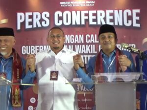 Bakal pasangan calon gubernur dan wakil gubernur Sumbar, Mahyeldi dan Vasko Ruseimy resmi mendaftar ke KPU Sumbar untuk Pilgub 2024,