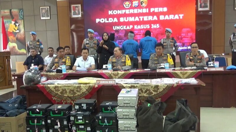 Dua oknum polisi yang berdinas di Ditsamapta Polda Sumbar terlibat dalam aksi perampokan mobil pengangkut uang untuk pengisian mesin ATM.