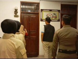 Satpol PP Padang mengamankan tiga wanita saat melakukan razia pada Jumat (30/8/2024) malam. Ketiga wanita itu diamankan petugas