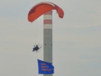 HUT RI ke-79, Roehana Project bersama Trend Asia Kibarkan Bendera Bertuliskan Merdeka dari Batubara