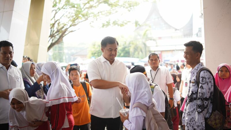 Bupati Dharmasraya, Sutan Riska Tuanku Kerajaan menghadiri sekaligus membuka acara Peringatan Hari Anak Nasional tingkat Dharmasraya
