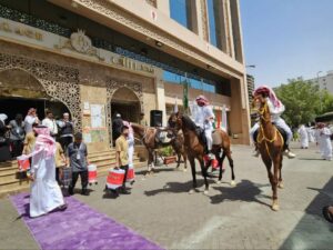 Pemandangan tak biasa hadir di halaman dan lobi Hotel Rizq Palace. Di halaman hotel yang menjadi salah satu pemondokan jemaah haji