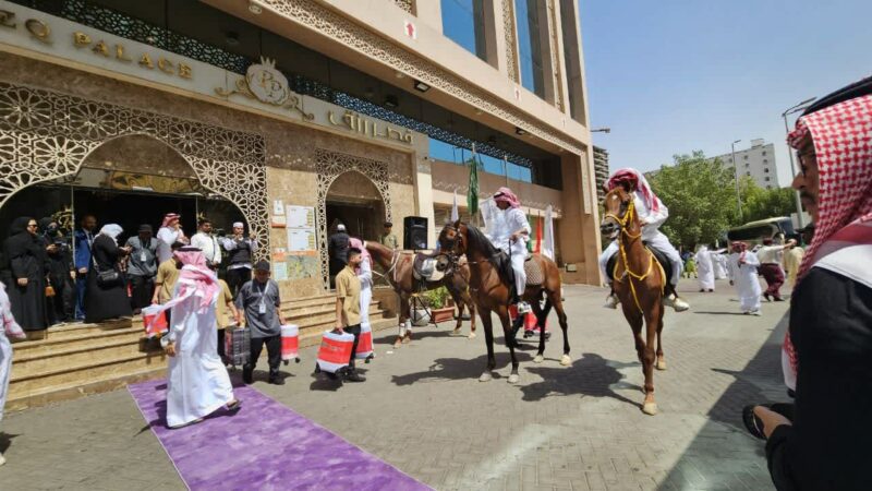 Pemandangan tak biasa hadir di halaman dan lobi Hotel Rizq Palace. Di halaman hotel yang menjadi salah satu pemondokan jemaah haji