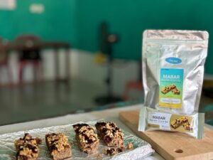 Pengembangan Produk Pangan Sehat: Penyuluhan PIRT dan Kreasi Snack Bar Ikan Teri & Kacang di Mandeh