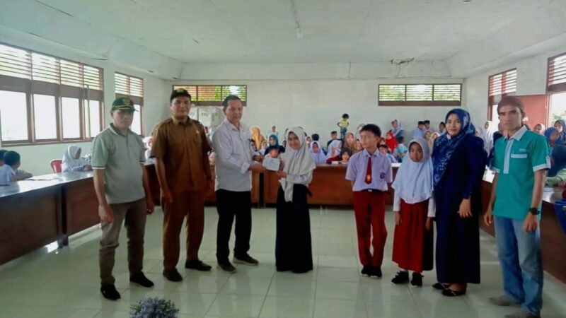 Baznas Kabupaten Dharmasraya menyalurkan zakat untuk beasiswa SD/MI dan SMP/MTS se-Kabupaten Dharmasraya, Senin (9/9/2024). Beasiswa ini
