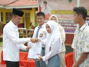 Pemkab Solsel Targetkan Beri Seragam Gratis untuk Semua Tingkatan Sekolah