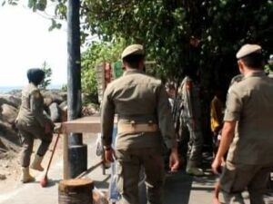 Penertiban PKL di Pantai Padang Ricuh