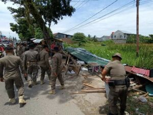 Satpol PP Padang Tertibkan 9 Bangunan Liar di Pasar Tabing