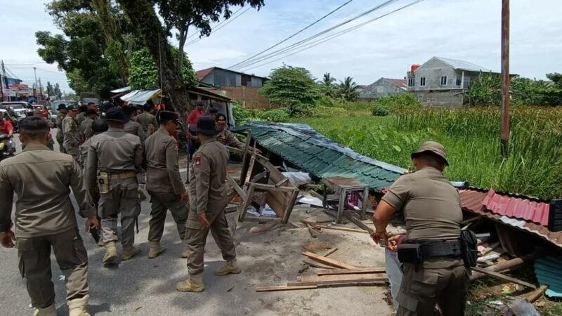 Satpol PP Padang Tertibkan 9 Bangunan Liar di Pasar Tabing
