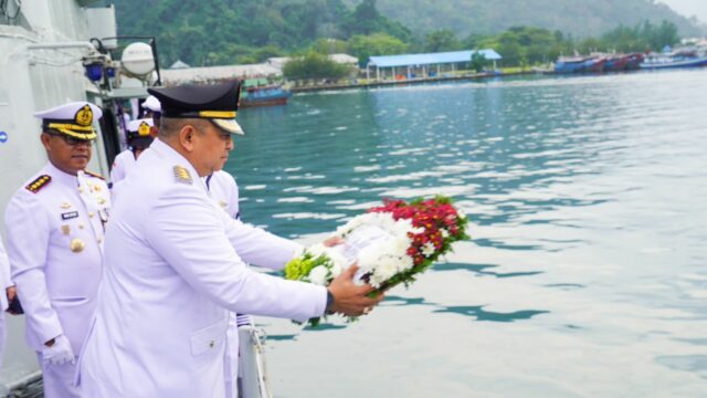 Berlabuh di Dermaga Bungus, Pj Wako Padang Pimpin Tabur Bunga di KRI Kala Hitam