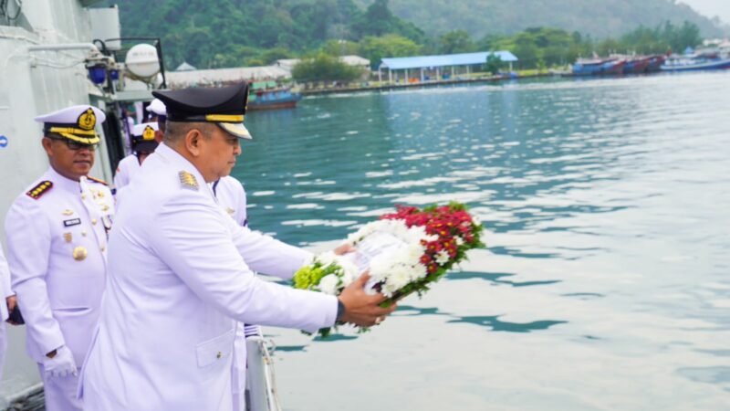 Berlabuh di Dermaga Bungus, Pj Wako Padang Pimpin Tabur Bunga di KRI Kala Hitam