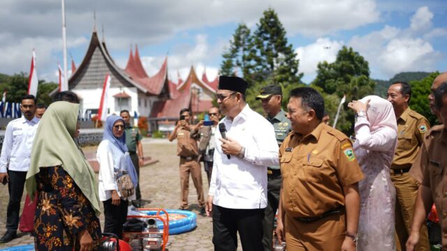 Progul Epyardi Asda-Ekos Albar, Bantu Alsintan untuk Petani Sumbar Tingkatkan Produksi