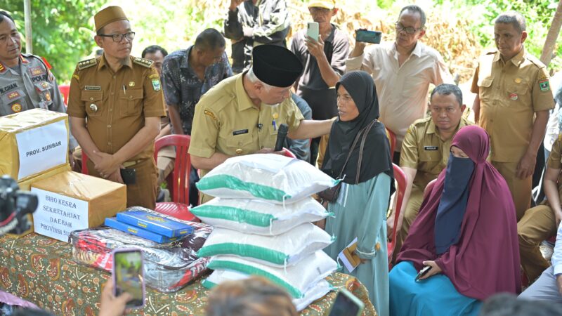 Gubernur Sumbar Antarkan Santunan Rp42 Juta dan Bahan Pokok untuk Keluarga Nia Gadis Penjual Gorengan