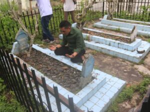 Pulang Kampung ke Batusangkar, Ekos Albar Ziarah ke Makam Ayah