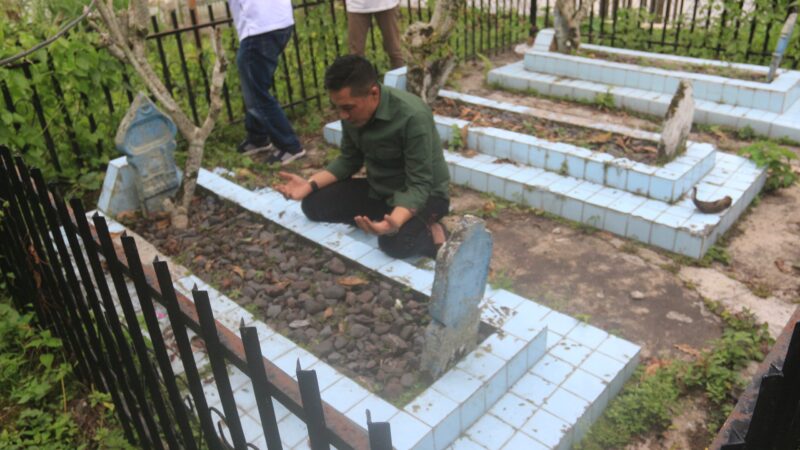 Pulang Kampung ke Batusangkar, Ekos Albar Ziarah ke Makam Ayah