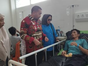 Bezuk Korban Longsor Tambang Ilegal Sungai Abu, Plt Gubernur Audy Serahkan Bantuan Logistik dan Santunan Tunai