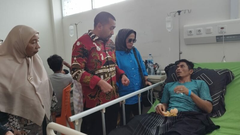 Bezuk Korban Longsor Tambang Ilegal Sungai Abu, Plt Gubernur Audy Serahkan Bantuan Logistik dan Santunan Tunai