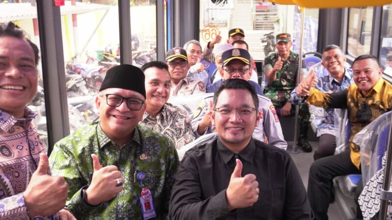 Pj Wali Kota Padang, Andree Algamar meresmikan pengoperasian 12 armada baru Trans Padang untuk koridor 2 dengan rute Pusat Kota-Bungus
