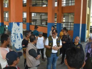 Penjabat (Pj) Wali Kota Padang Andree Algamar meninjau Shelter Darussalam yang berada di Kelurahan Bungo Pasang, Kecamatan Koto Tangah