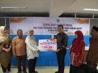 Pemko Padang Panjang menyerahkan bantuan kepada 84 petani yang terdampak banjir bandang lahar dingin beberapa waktu lalu.