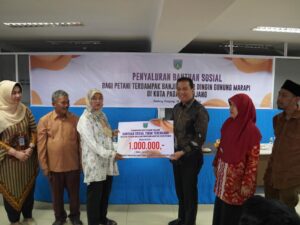 Pemko Padang Panjang menyerahkan bantuan kepada 84 petani yang terdampak banjir bandang lahar dingin beberapa waktu lalu.