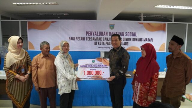 Pemko Padang Panjang menyerahkan bantuan kepada 84 petani yang terdampak banjir bandang lahar dingin beberapa waktu lalu.