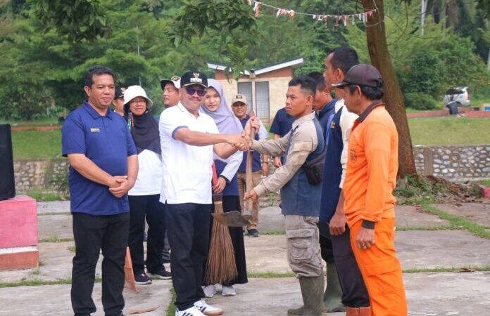 Pj Wali Kota Payakumbuh, Suprayitno, turun langsung memimpin aksi gotong royong bersama dinas terkait di kawasan wisata strategis Batang Agam