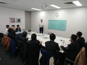 Komunitas-komunitas Islam di Sydney tumbuh dan eksis menyelaraskan diri dengan dinamika sosial budaya global. Potret muslim ini mewakili