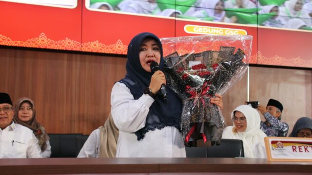 Ada yang beda di sela-sela Pembukaan PBAK 2024. Pada akhir pidato, ketika Rektor UIN Imam Bonjol Padang, Martin Kustati, turun dari podium,