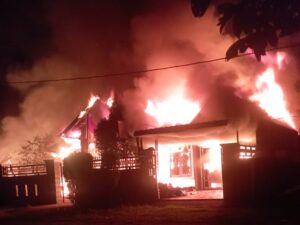 Kebakaran hebat menghanguskan sebuah rumah dan kedai di Jalan Bhayangkara, Kelurahan Bungo Pasang, Kecamatan Koto Tangah, Kota Padang,