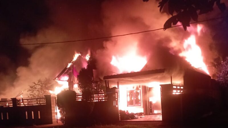 Kebakaran hebat menghanguskan sebuah rumah dan kedai di Jalan Bhayangkara, Kelurahan Bungo Pasang, Kecamatan Koto Tangah, Kota Padang,