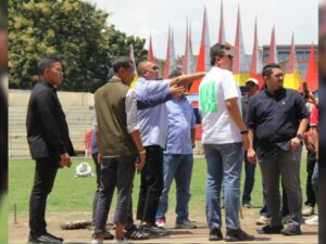 Penasihat Tim Semen Padang FC Andre Rosiade mengecek perbaikan Stadion GOR H Agus Salim (GHAS) di Kota Padang, Minggu