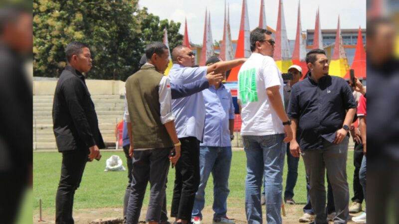 Penasihat Tim Semen Padang FC Andre Rosiade mengecek perbaikan Stadion GOR H Agus Salim (GHAS) di Kota Padang, Minggu