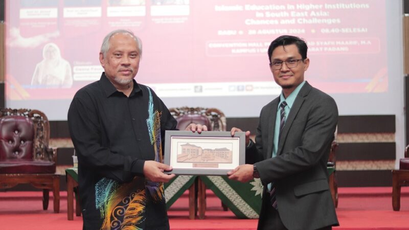 Universitas Muhammadiyah (UM) Sumatera Barat menyambut kedatangan Profesor dan tamu dari Malaysia dalam rangka kegiatan 'Visiting Professor'