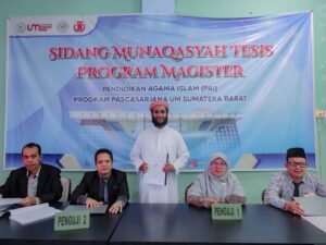 mahasiswa asing Universitas Muhammadiyah (UM) Sumatera Barat, Hussein Abdulqader Abdulaziz, menjalani sidang Munaqasyah Pascasarjana.