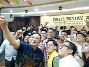 Pegal-pegal karena Pileg masih terasa di badan. Penat-penat karena Pilpres belum hilang. Kini Pilkada, telah tiba pula. Siapapun yang terlibat