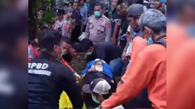 Jenazah Nia Kurnia Sari telah dibawa ke Rumah Sakit Bhayangkara Padang untuk dilakukan autopsi. Gadis 18 tahun penjual gorengan ini sebelumnya