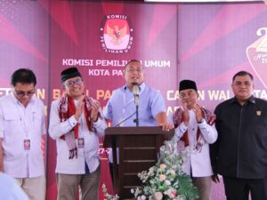 Ketua DPD Gerindra Sumbar memberikan wejangan kepada pasangan calon Wali Kota dan Wakil Wali Kota Padang, Hendri Septa-Hidayat.