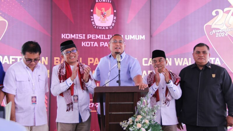Ketua DPD Gerindra Sumbar memberikan wejangan kepada pasangan calon Wali Kota dan Wakil Wali Kota Padang, Hendri Septa-Hidayat.