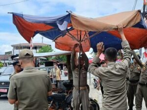 Satpol PP Padang menertibkan lapak pedagang kaki lima (PKL) yang melanggar perda di kawasan Sawahan, Kecamatan Padang Timur,