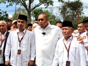 Ketua DPD Partai Gerindra Sumbar Andre Rosiade mengantarkan pasangan calon Wali Kota dan Wakil Wali Kota Solok Ramadhani Kirana-Suryadi