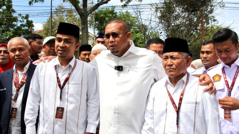 Ketua DPD Partai Gerindra Sumbar Andre Rosiade mengantarkan pasangan calon Wali Kota dan Wakil Wali Kota Solok Ramadhani Kirana-Suryadi
