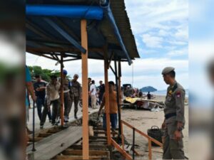 Lima bangunan liar (bangli) yang berada di kawasan Pantai Padang, tepatnya di belakang Pangeran Beach Hotel dibongkar Satpol PP Padang