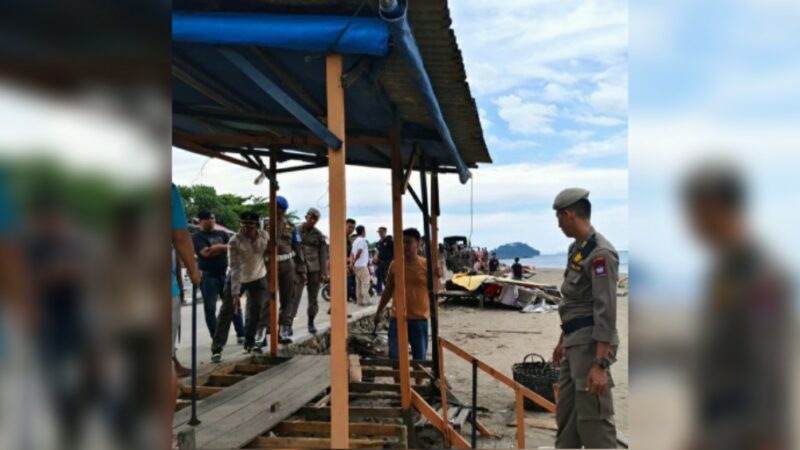 Lima bangunan liar (bangli) yang berada di kawasan Pantai Padang, tepatnya di belakang Pangeran Beach Hotel dibongkar Satpol PP Padang