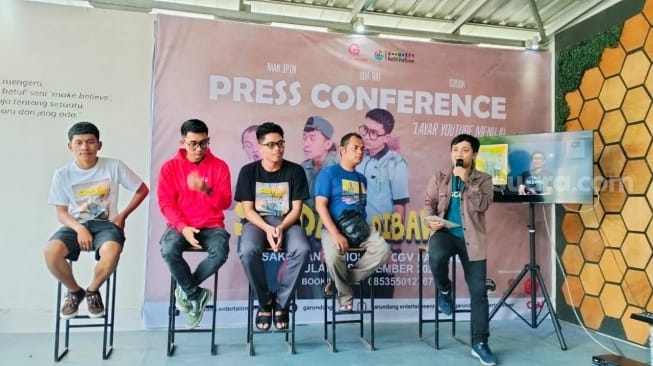 Biasa tayang di YouTube, aksi serial komedi Minang yang terdiri dari Mak Ipin, Uda Rio dan Godok, kini bisa disaksikan di layar lebar.