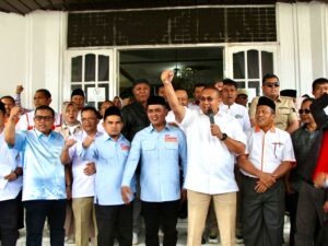 Ketua DPD Partai Gerindra Sumatra Barat (Sumbar) Andre Rosiade mendampingi calon Bupati dan Wakil Bupati Solok Jon Firman Pandu (JFP)-Candra