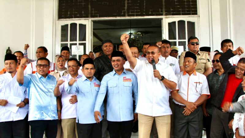 Ketua DPD Partai Gerindra Sumatra Barat (Sumbar) Andre Rosiade mendampingi calon Bupati dan Wakil Bupati Solok Jon Firman Pandu (JFP)-Candra