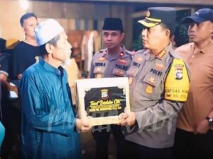 Kabid Humas Polda Sumbar, Kombes Pol Dwi Sulistyawan mengunjungi rumah keluarga Nia Kurnia Sari (18) di Korong Pasa Surau, Nagari Guguak,